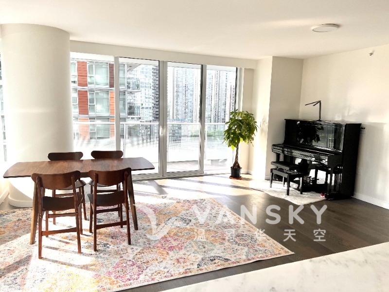 温哥华 市中心公寓 带钢琴 2 卧室 + 1 办公室 + 2 浴室 有空调